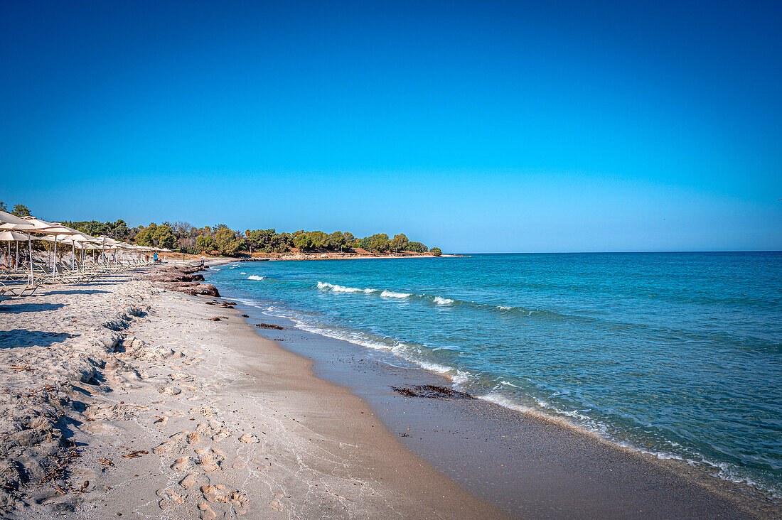 Strand auf der Insel Kos in der Nähe der Stadt Mastichari im Sommer, Mastichari, Kos, Griechenland