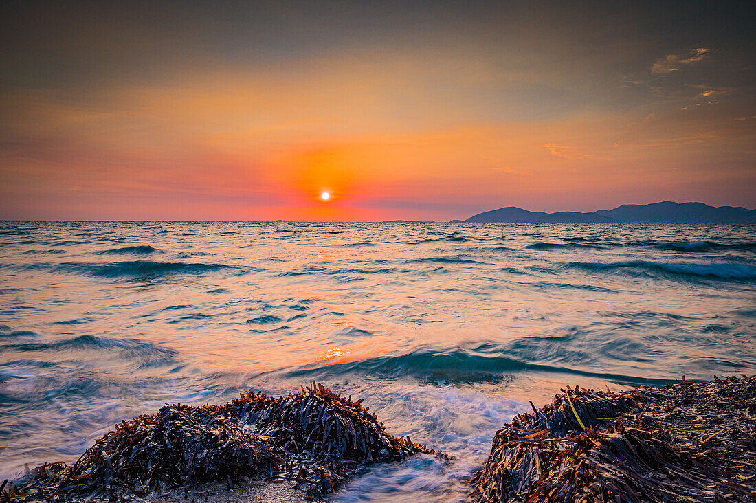 Strand auf der Insel Kos in der Nähe der Stadt Mastichari im Sommer bei Sonnenuntergang, Mastichari, Kos, Griechenland