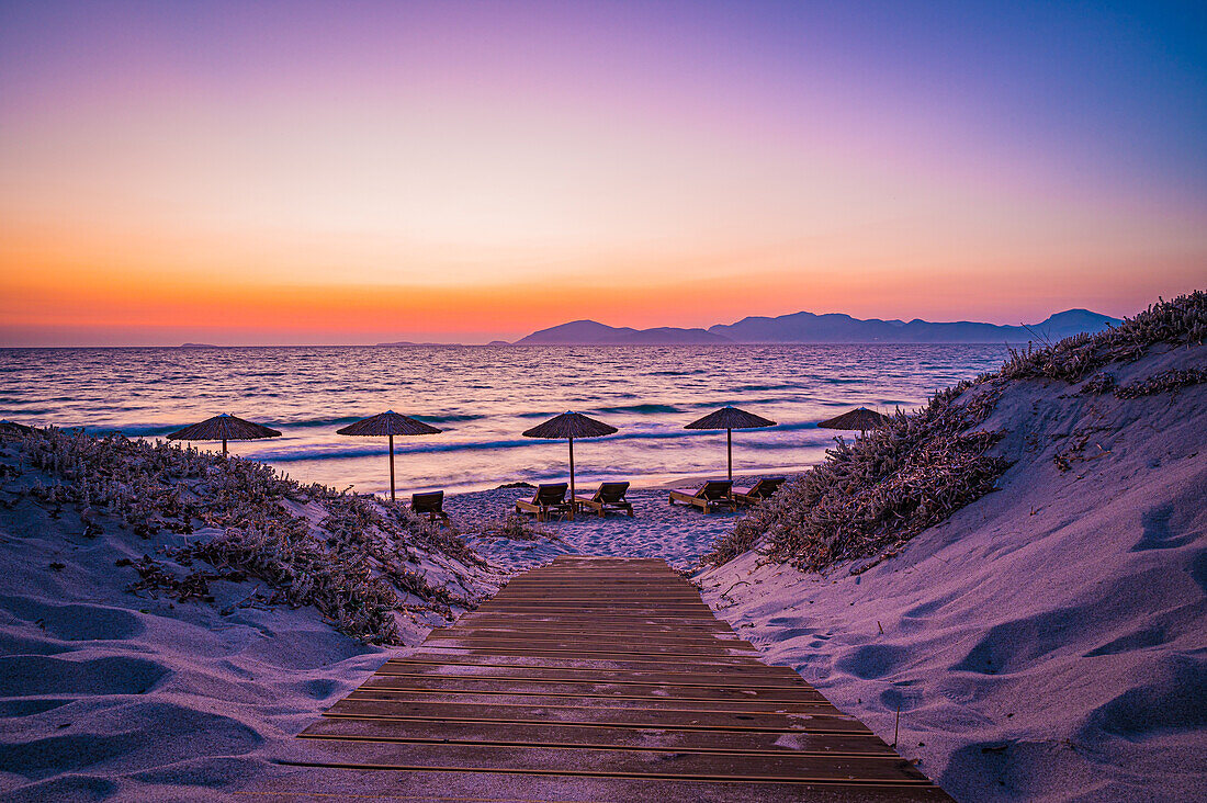 Strand auf der Insel Kos in der Nähe der Stadt Mastichari im Sommer bei Sonnenuntergang, Mastichari, Kos, Griechenland