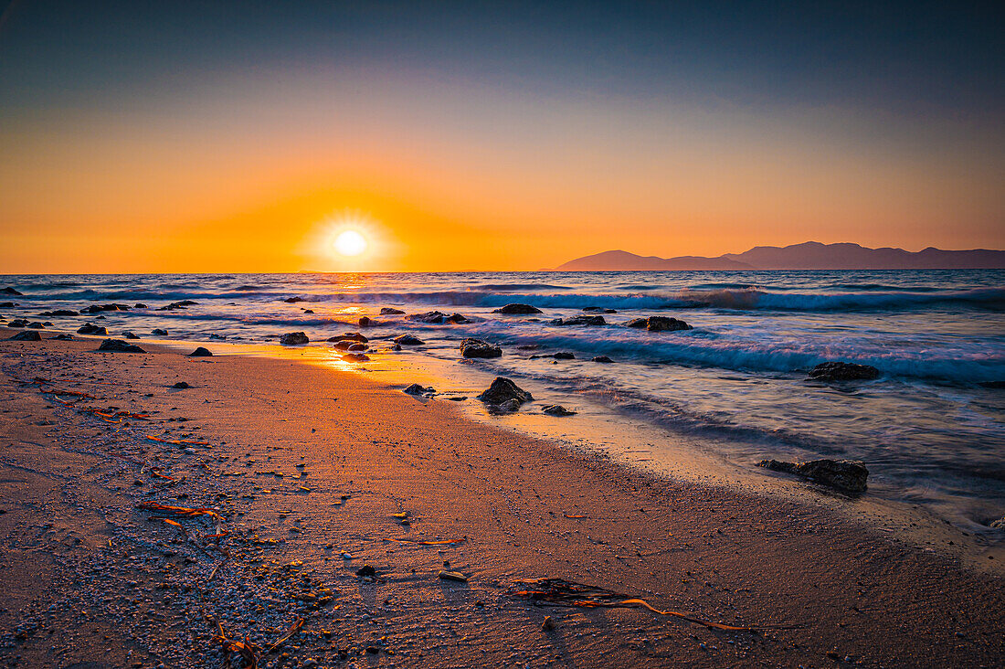 Strand auf der Insel Kos in der Nähe der Stadt Mastichari im Sommer bei Sonnenuntergang, Mastichari, Kos, Griechenland