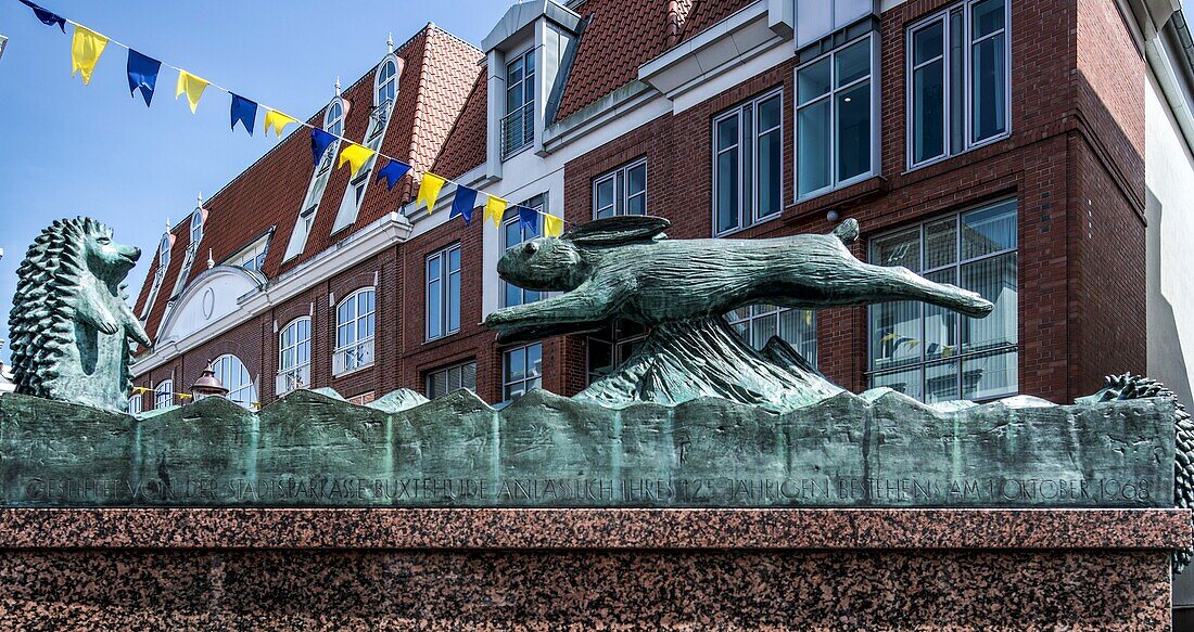 Hase und Igel, Brunnen in Buxtehude, Niedersachsen, Deutschland