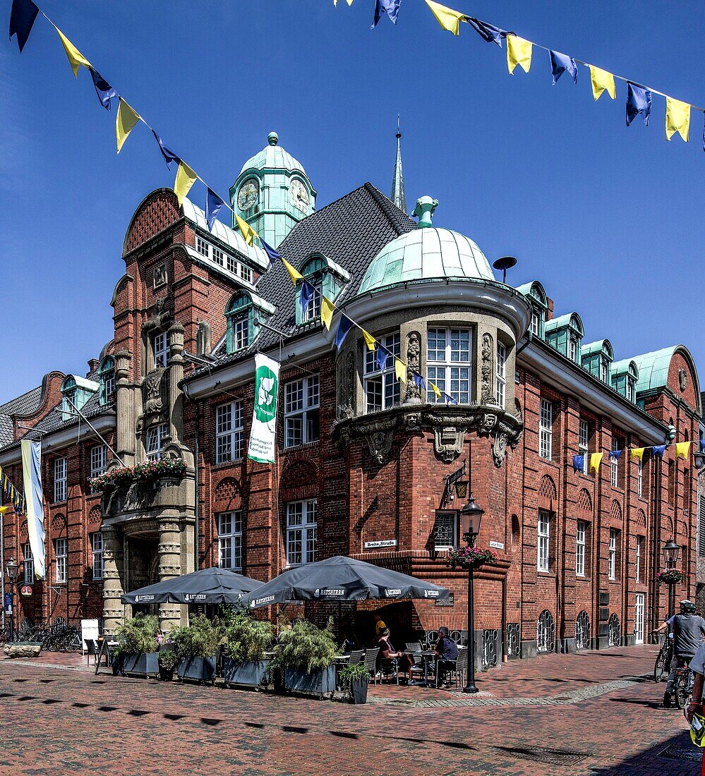  Town hall in Buxtehude with outdoor dining, old town of Buxtehude, Lower Saxony, Germany 