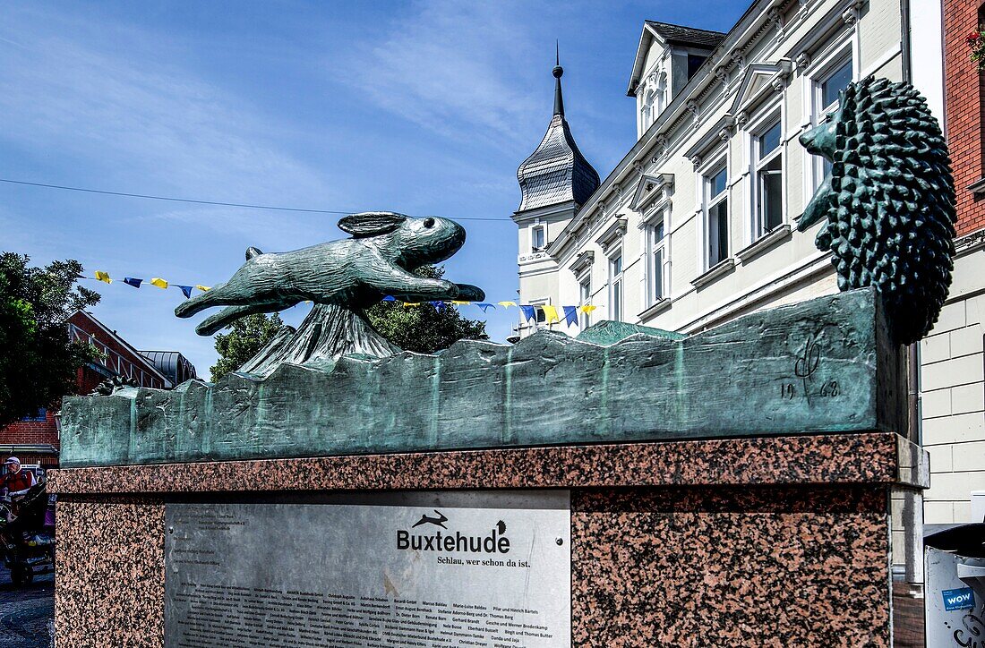 Hase und Igel, Brunnen in Buxtehude, Niedersachsen, Deutschland