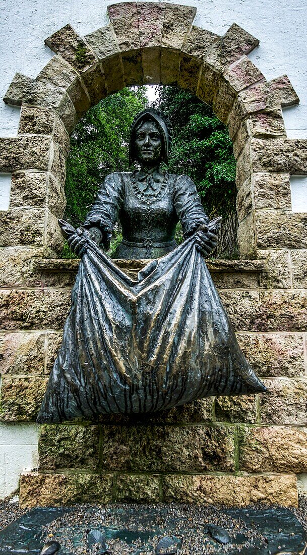  Frau Holle circular path in Frau-Holle-Park, statue of Frau Holle, Hessisch Lichtenau, Hesse, Germany 