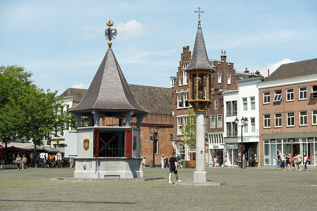 Menschen schlendern über den Markt (Marktplatz), den berühmten zentralen Platz im Zentrum von 's-Hertogenbosch, Niederlande