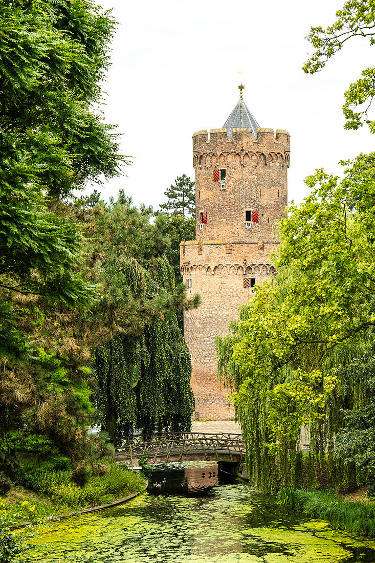  Die Kruittoren (Pulverturm) und ein See im wunderschönen Kronenburgpark in Nijmegen, Niederlande. 