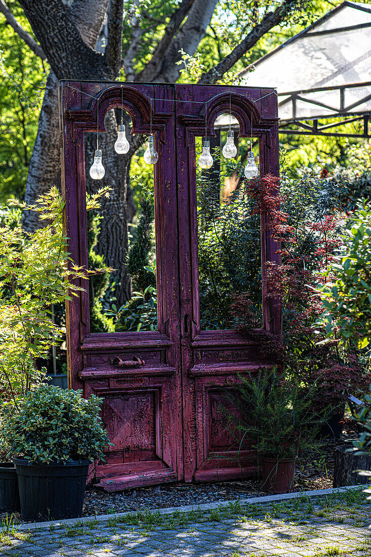  Alte geschnitzte Vintage-Türen im Park als Gartendekoration 