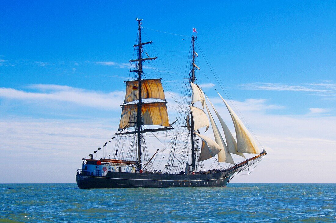  By sailing ship on the North Sea 