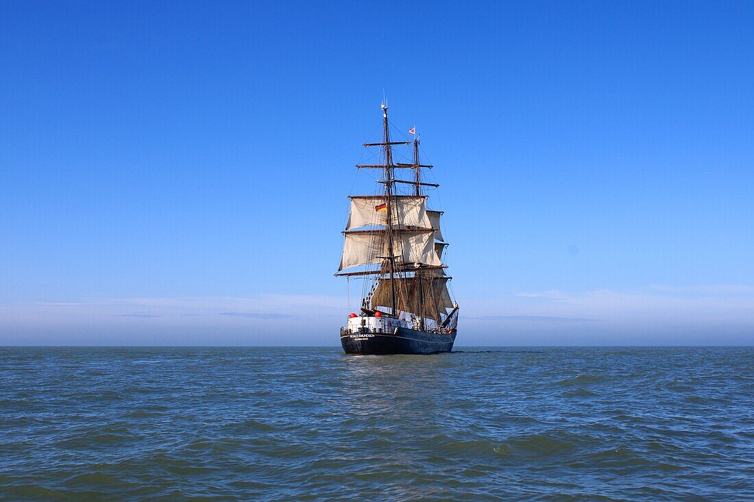  By sailing ship on the North Sea 