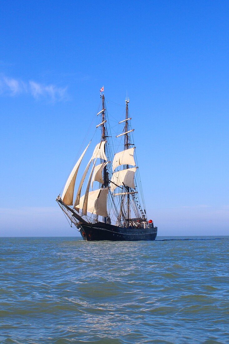  By sailing ship on the North Sea 