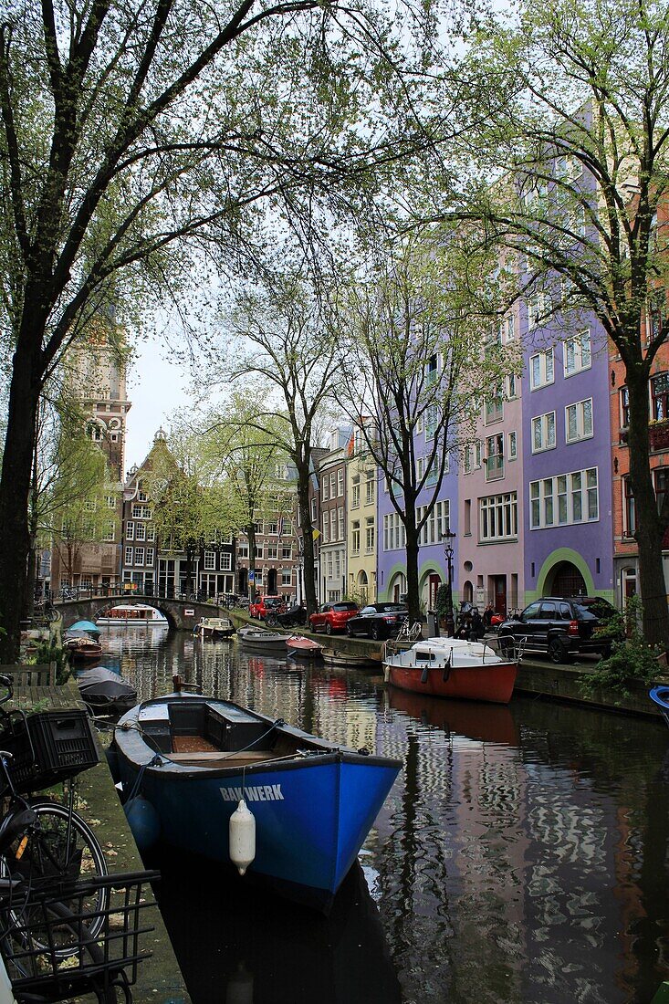 Gracht mit bunten Hausfassaden, Amsterdam, Niederlande