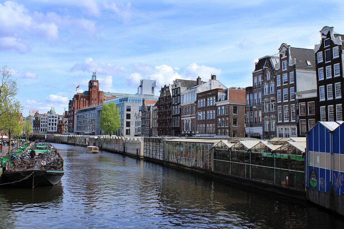 Blick auf den schwimmenden Blumenmarkt, Amsterdam, Niederlande