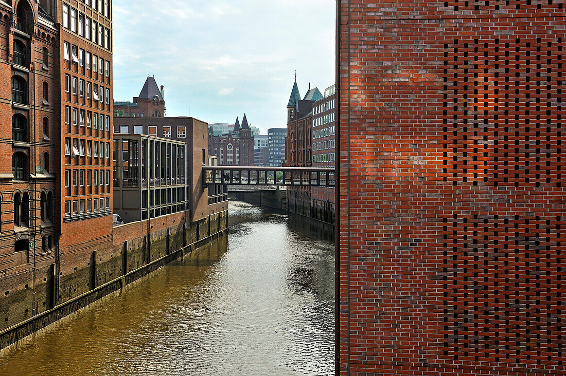 Blick auf den Brookfleet-Kanal in der Speicherstadt (Stadt der Lagerhäuser), HafenCity-Viertel, Hamburg, Deutschland, Europa