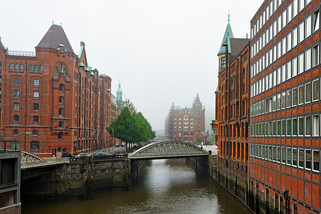  Blick auf den Brookfleet-Kanal in der Speicherstadt (Stadt der Lagerhäuser), HafenCity-Viertel, Hamburg, Deutschland, Europa 