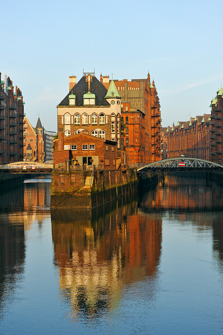  Teehaus und Restaurant Wasserschloss in der Speicherstadt von der Poggenmühlenbrücke aus gesehen, HafenCity-Viertel, Hamburg, Deutschland, Europa 