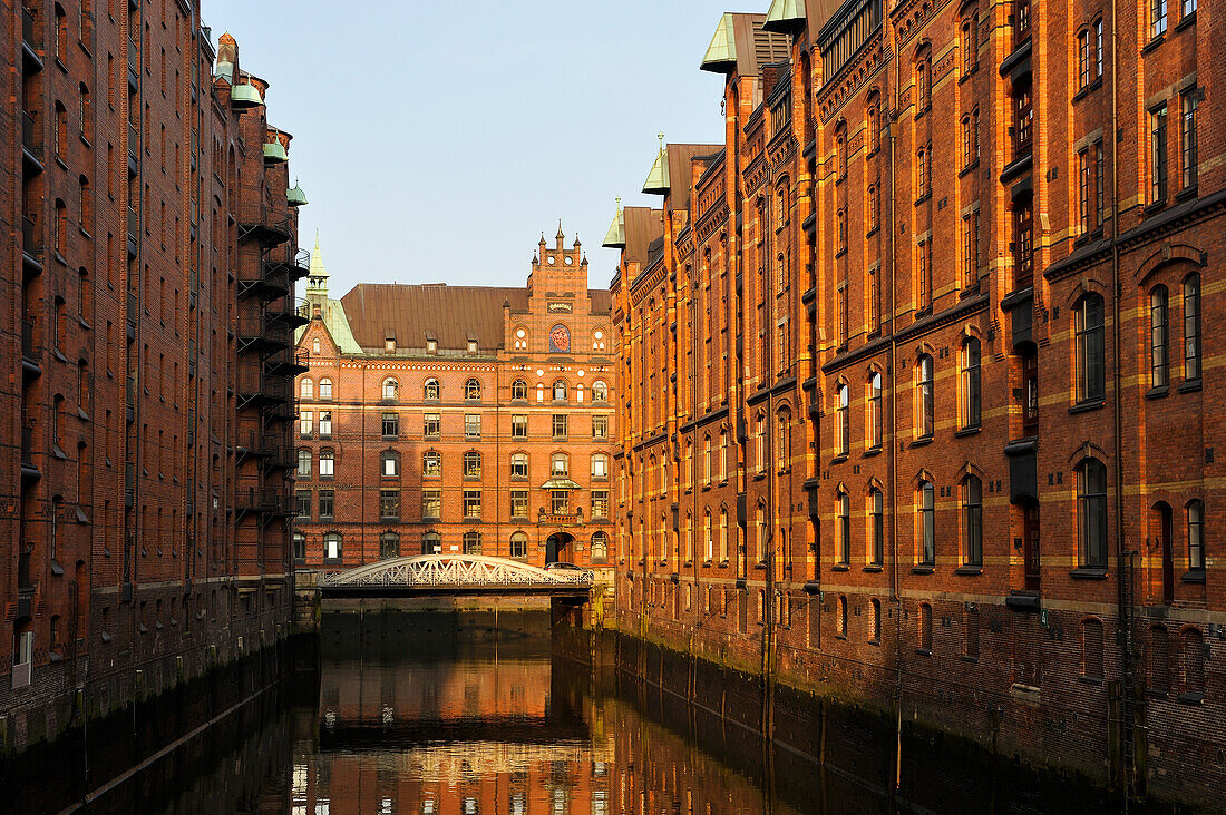  Wandrahmsfleet (Kanal) in der Speicherstadt, HafenCity-Viertel, Hamburg, Deutschland, Europa 