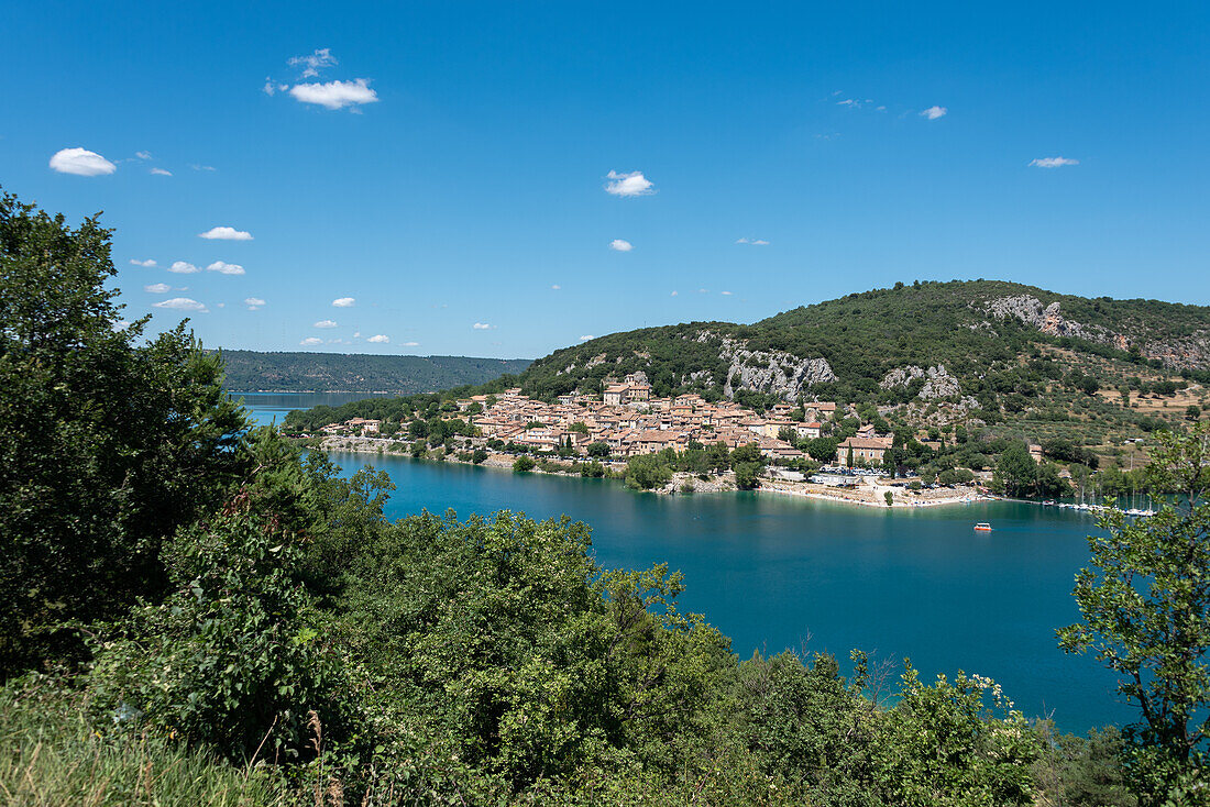 Das Dorf Bauduen, davor der Lac de Sainte-Croix, Bauduen, Provence-Alpes-Côte d’Azur, Frankreich