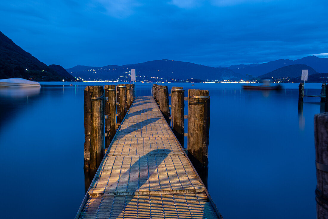 Bootssteg zu blauen Stunde am Lago Maggiore, Castelveccana, Lombardei, Italien