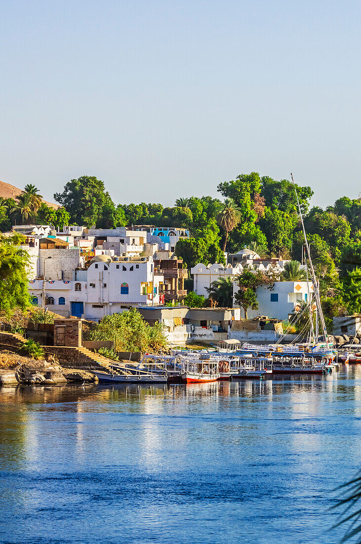 Nil bei Assuan, Ägypten, typische Boote und Gebäude auf der Insel Elephantine