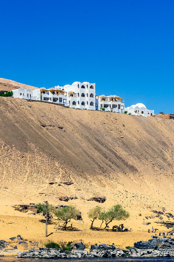 Wohngebäde am Nilufer nähe Assuan, Ägypten