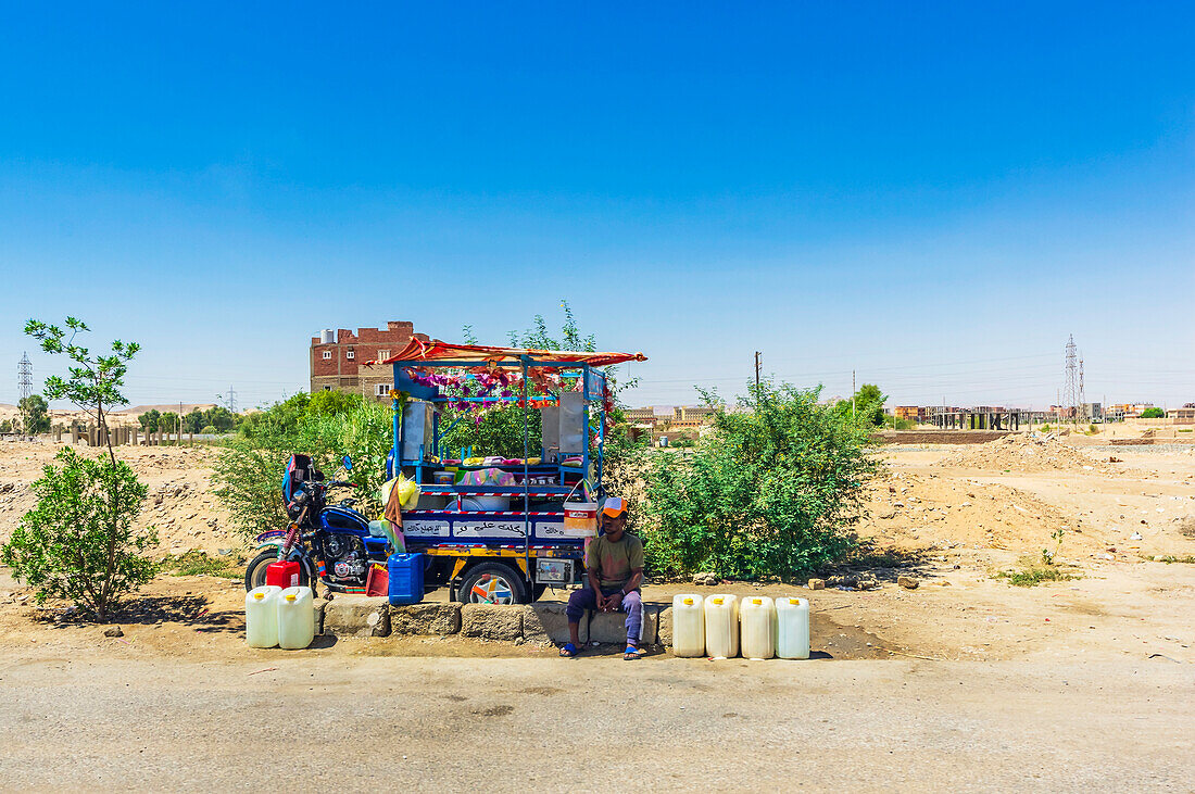 Straßenverkauf in der Naehe von Luxor, Ägypten