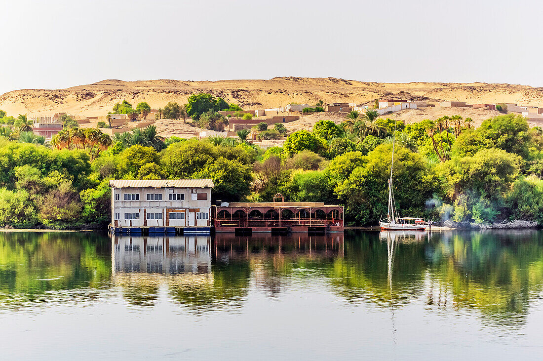 Segelboot und Häuser am Nilufer, Fluss Nil, Ägypten