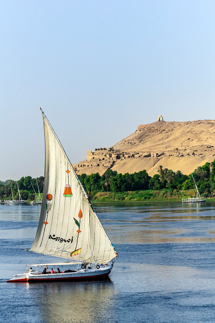 Fluss Nil und Nilufer, Boote, bei Assuan, Ägypten