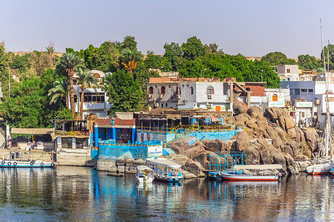 Fluss Nil und Nilufer, Boote, bei Assuan, Ägypten