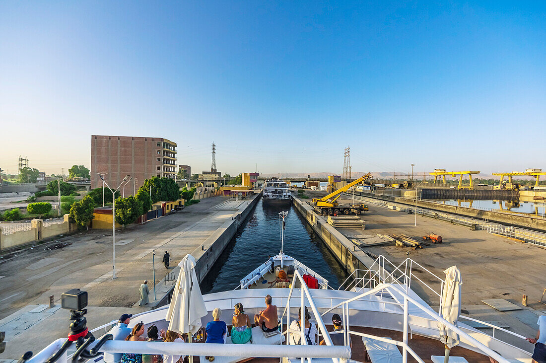 Esna-Stauwehr mit Schleuse; im Hintergrund der moderne Esna-Damm, Ägypten