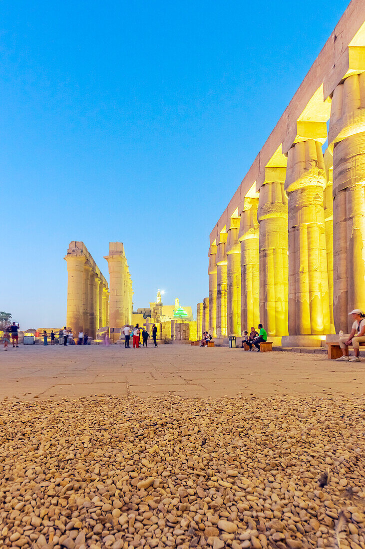 Der Luxor-Tempel ist ein großer altägyptischer Tempelkomplex am Ostufer des Nil in Luxor, Ägypten