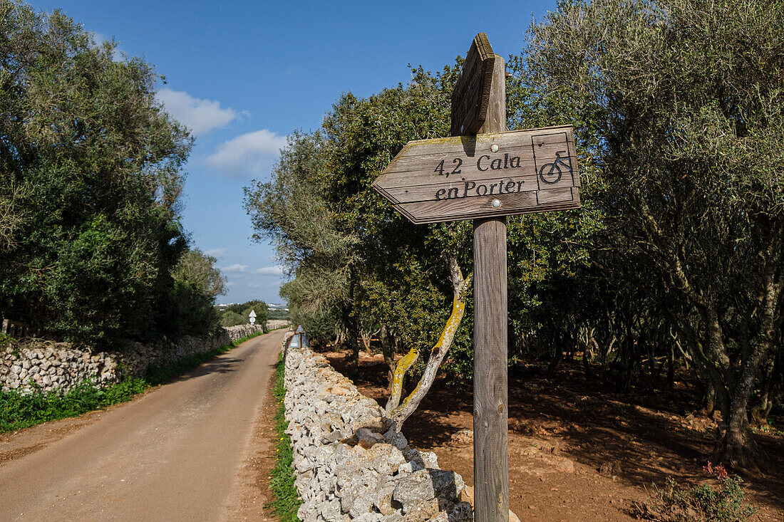 Radwanderweg in Cala En Porter, Alaior, Menorca, Balearen, Spanien