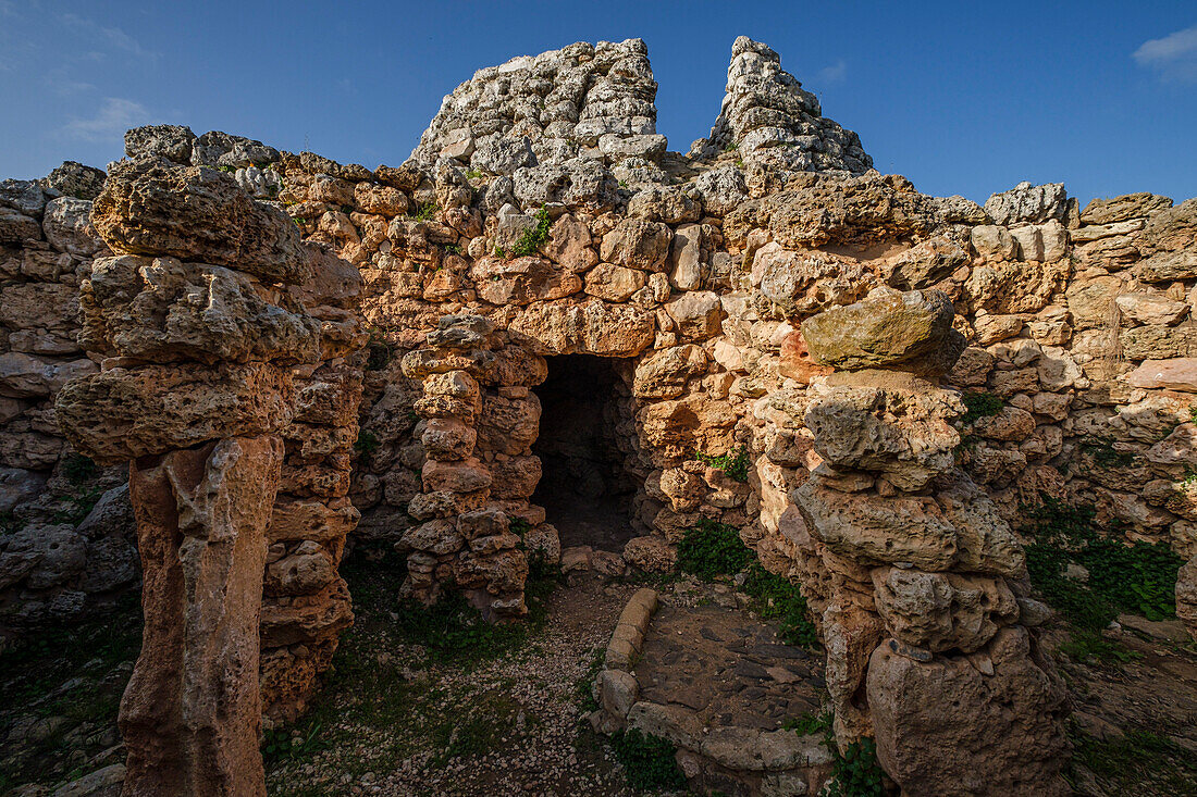 Cornia Nou, konischer Talayot und Gebäude, Maó, Menorca, Balearen, Spanien