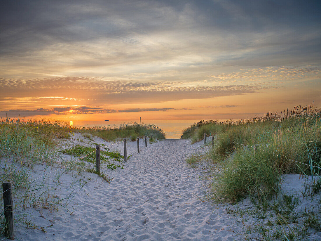  Beach rise shortly before sunset, Ahrenshoop, Baltic Sea, Fischland, Darß, Zingst, Vorpommern-Rügen district, Mecklenburg-Vorpommern, Western Pomerania region, Germany, Europe 