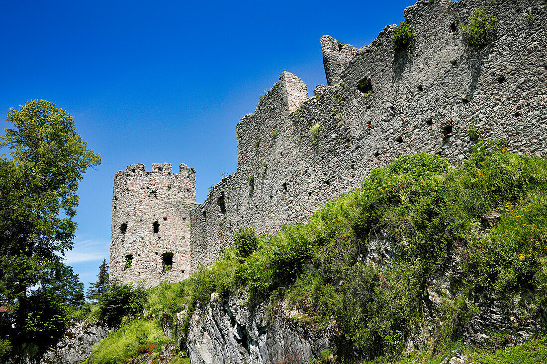 Vor der Burgruine Hohenfreyberg im Ostallgäu bei Pfronten, Bayern, Deutschland, Europa