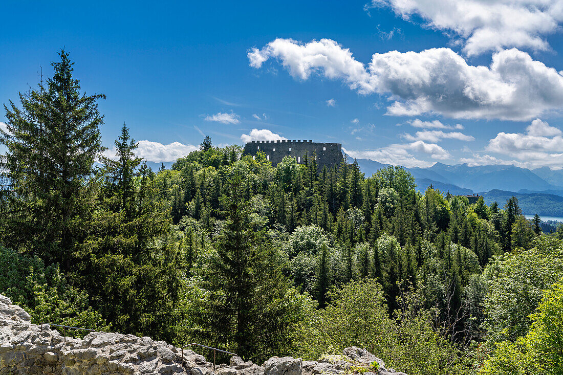 Blick von der Burgruine Hohenfreyberg Eisenberg auf die Burgruine Eisenberg im Ostallgäu bei Pfronten, Bayern, Deutschland, Europa