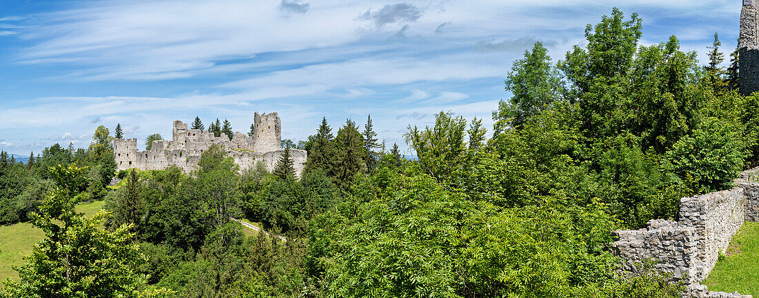 Blick von der Burgruine Eisenberg auf die Burgruine Hohenfreyberg im Ostallgäu bei Pfronten, Bayern, Deutschland, Europa