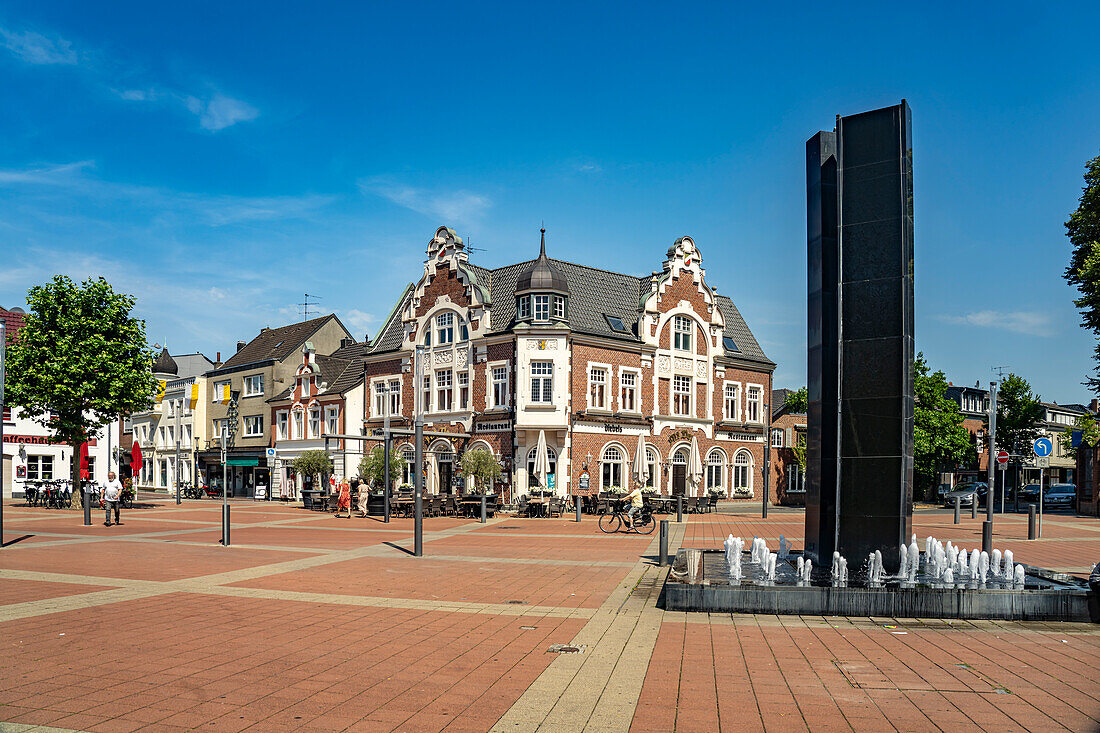 Brunnen und Haus Stassen mit Restaurant Alt Derp an der Hauptstrasse in Kevelaer, Niederrhein, Nordrhein-Westfalen, Deutschland, Europa