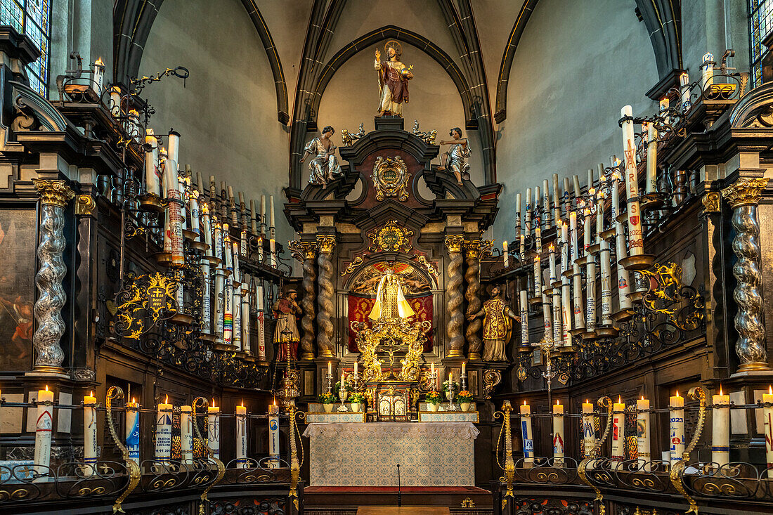 Brennende Kerzen am Altar der Wallfahrtskirche Kerzenkapelle in Kevelaer, Niederrhein, Nordrhein-Westfalen, Deutschland, Europa