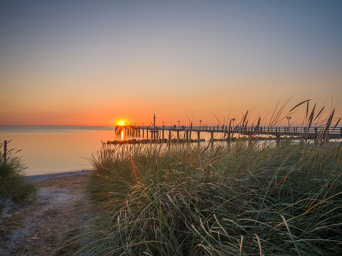 Sonnenuntergang an der Seebrücke in Wustrow, Wustrow, Ostsee, Fischland, Darß, Zingst, Mecklenburg-Vorpommern, Deutschland, Europa