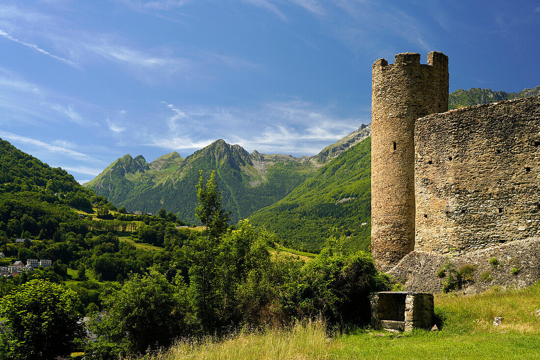  The ruins of Château Sainte-Marie in Esterre and the mountain landscape near Luz-Saint-Sauveur, Pyrenees, France, Europe 