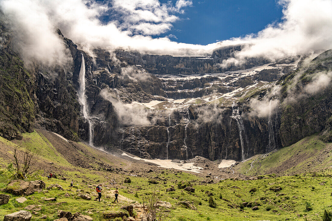 Wanderer im wolkenverhangenen Talkessel Cirque de Gavarnie, UNESCO Welterbe im Nationalpark Pyrenäen bei Gavarnie-Gèdre, Frankreich, Europa