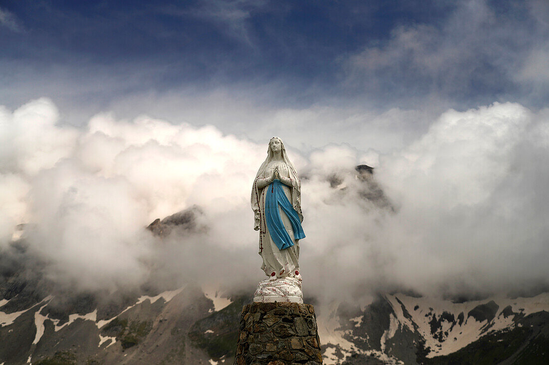  Statue of the Madonna La Vierge de Troumouse in the Cirque de Troumouse in the Pyrenees National Park near Gavarnie-Gèdre, France, Europe 