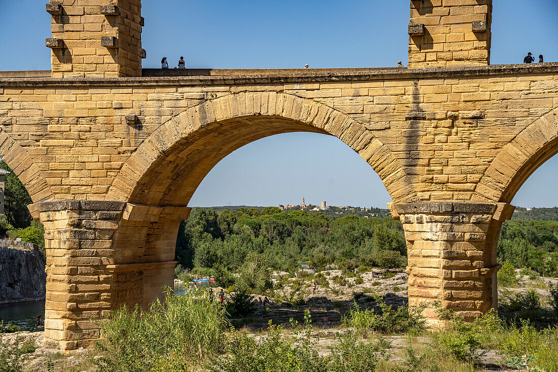  The Roman aqueduct Pont du Gard, UNESCO World Heritage Site in Vers-Pont-du-Gard, France, Europe 