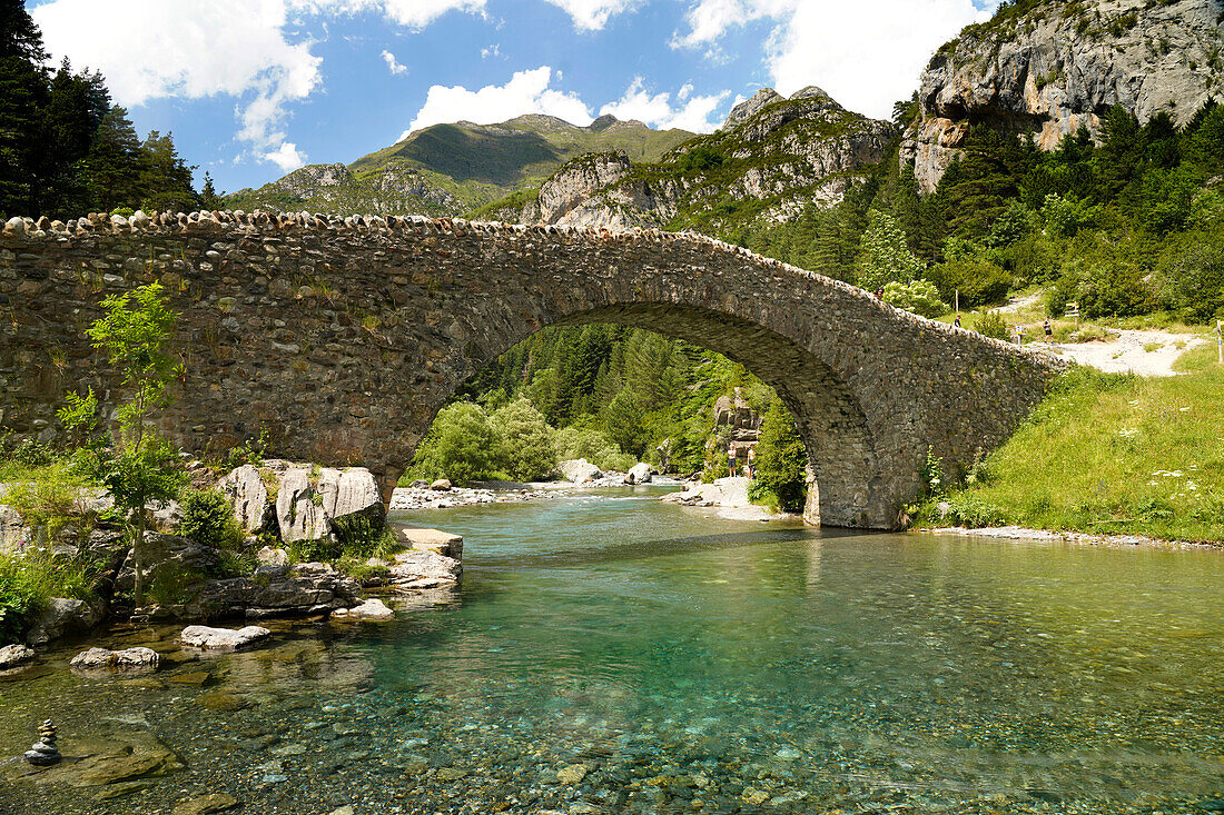  The Romanesque Bridge Puente Románico de San Nicolás de Bujaruelo over the Ara River in the Bujaruelo Valley or Valle de Bujaruelo near Torla-Ordesa, Spain, Europe 