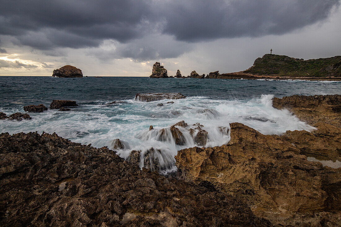 Pointe des Chateaux, Felsen im Meer, Sonnenaufgang, Pointes des colibris, Guadeloupe, Französische Antillen, Frankreich, Europa