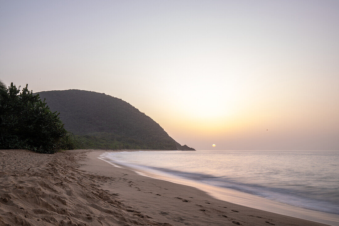 Plage de Grande Anse, Blick auf den Strand bei Deshaies, Guadeloupe, Französische Antillen, Frankreich, Europa