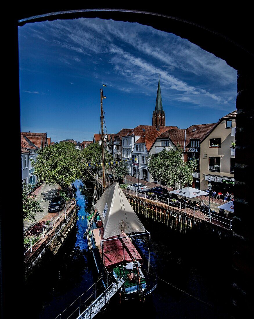 Blick vom Hotel zur Mühle auf das letzte Schiff der Buxtehuder Ewer-Flotte, Bürgerhäuser an der West- und Ostfleth, Turm der Kirche St. Petri,  Buxtehude, Niedersachsen, Deutschland