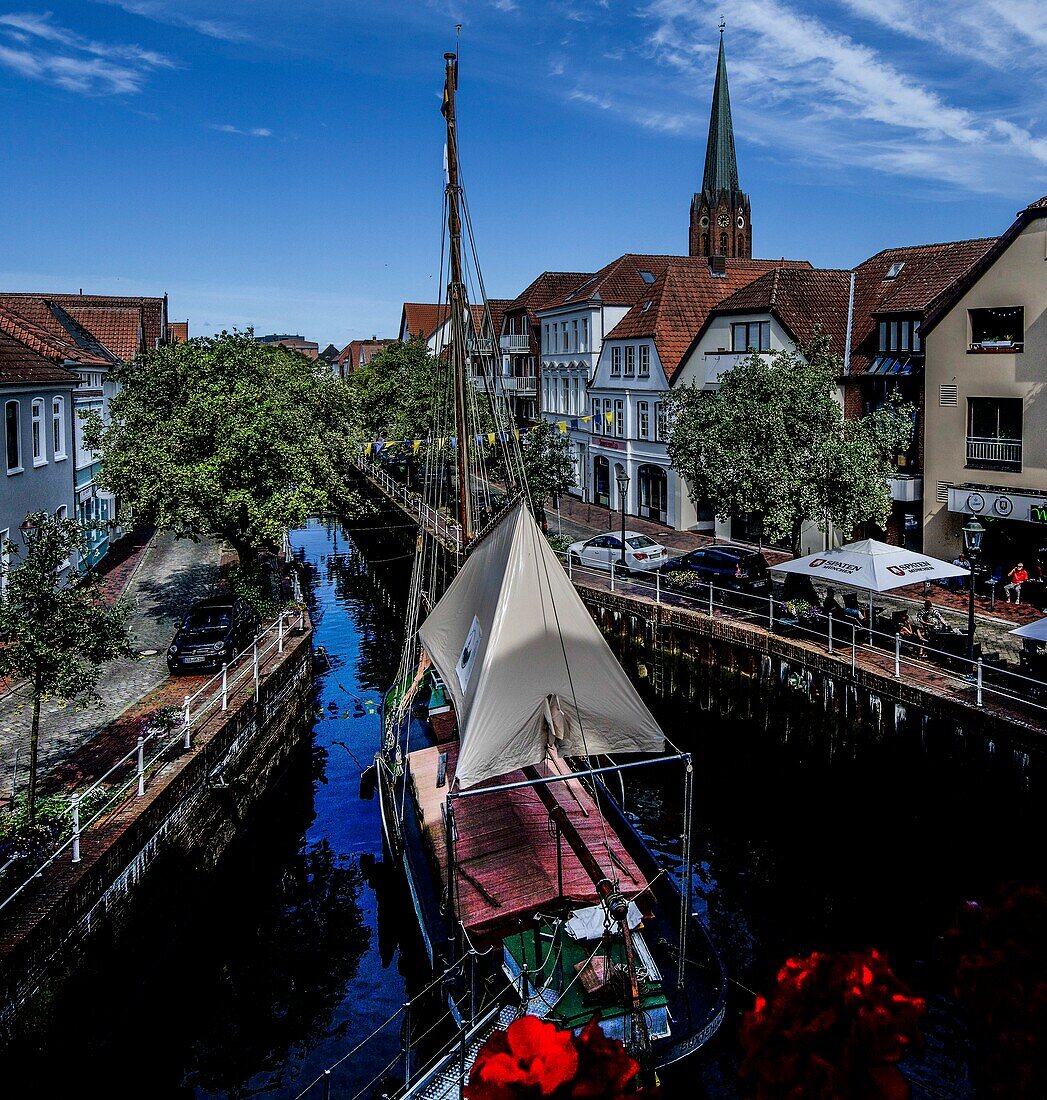 Letztes Schiff der Buxtehuder Ewer-Flotte (1897), Häuser an der Ostfleth, Turm der Kirche St. Petri, Buxtehude, Niedersachsen, Deutschland