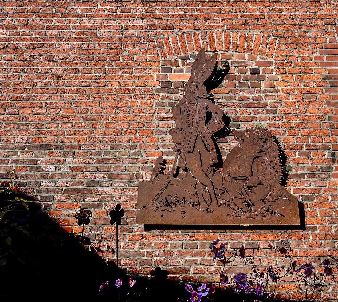  Figure hare and hedgehog, Hoyers Gang, former slum in Buxtehude, Lower Saxony, Germany 