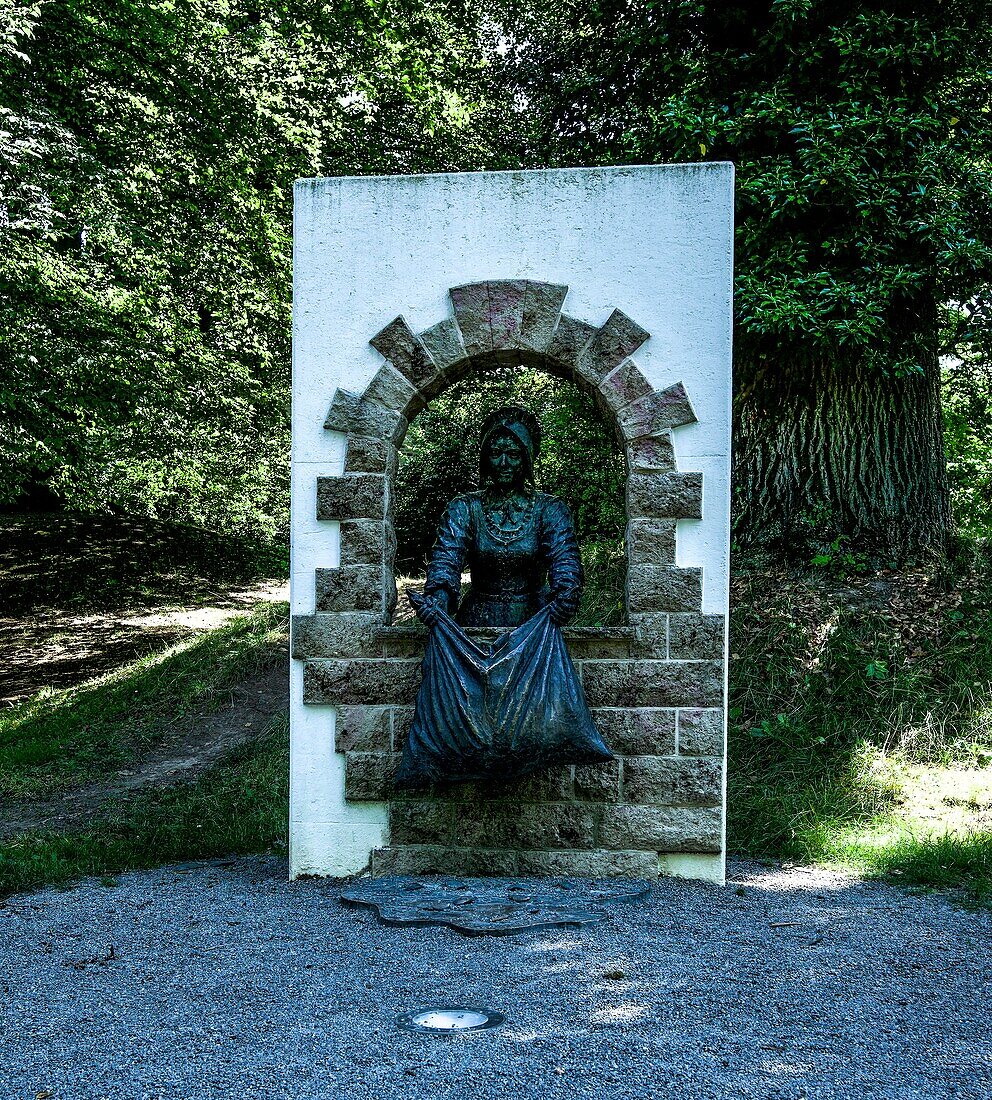  Frau Holle circular walk, statue of Frau Holle in Frau Holle Park, Hessisch Lichtenau, Hesse, Germany 